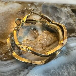 3106 Chic Gold-Tone Wavy Hoop Earrings